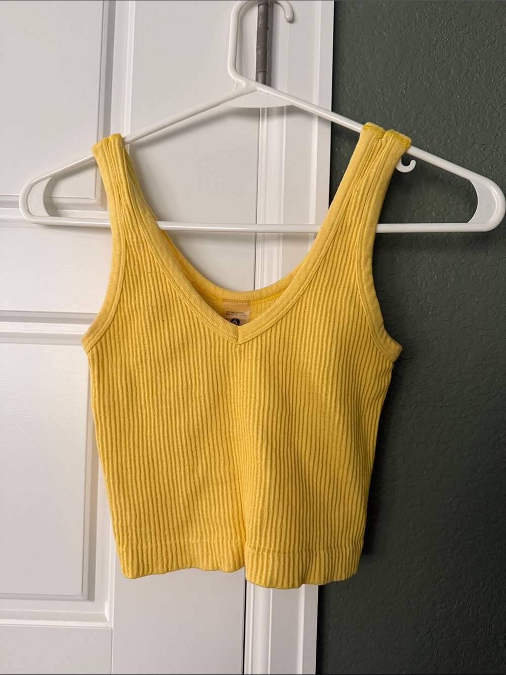 MonoB small yellow ribbed cropped tank top